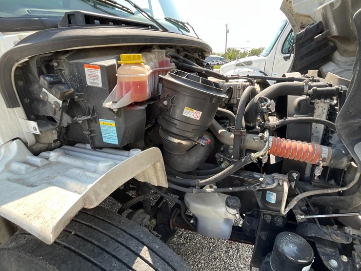 2021-freightliner-m2-106-image-19