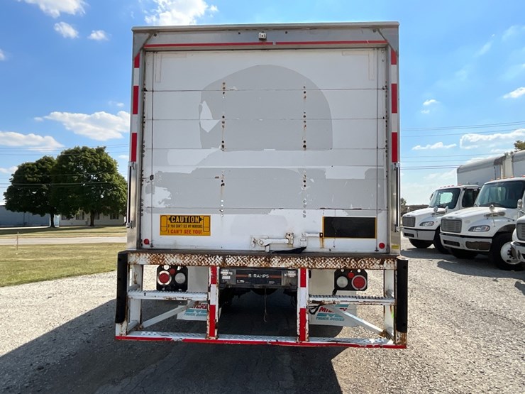 2018-freightliner-m2-106-image-10