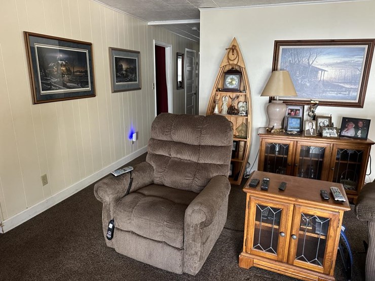 #100-•-waterfront-pub-with-4-bed/2-bath-apartment-image-99