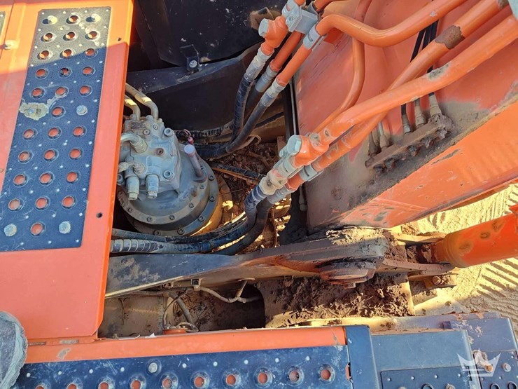 2019-hitachi-zx300-lc-image-36