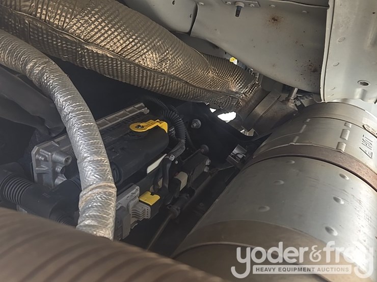 2021-freightliner-m2-106-image-26