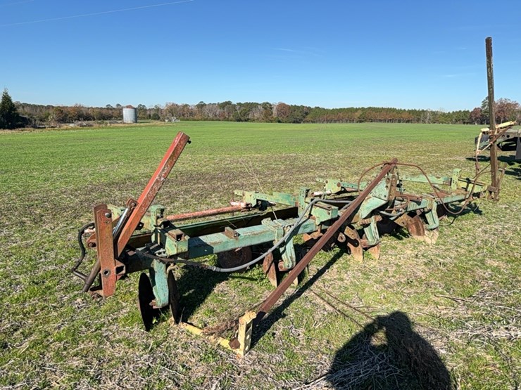 row-bedder---4-row-with-kmc-dirt-door-located-at-107-jernigan-swamp-rd.,-ahoskie,-nc-image-2