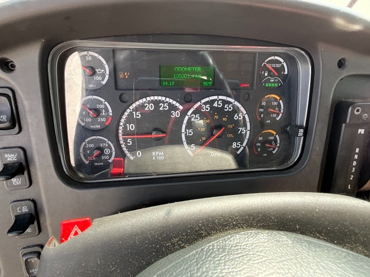 2018-freightliner-m2-106-image-19