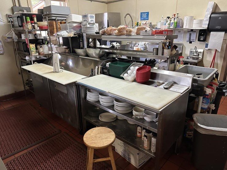 #100-•-waterfront-pub-with-4-bed/2-bath-apartment-image-73