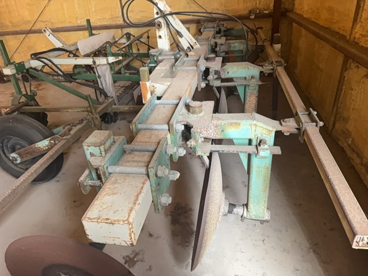 strickland-4-row-sweet-potato-inverting-plow-image-3