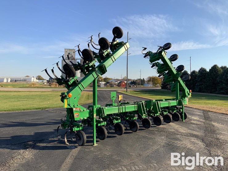 john-deere-16r30"-crop-cultivator-image-3