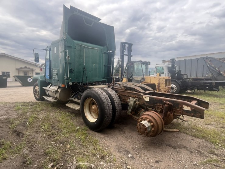 #1633-•-1995-freightliner-usf-1e-sleeper-cab-truck-tractor-image-3