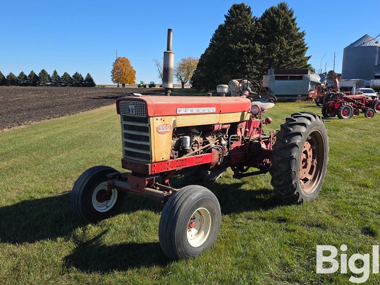 farmall-560-2wd-tractor-image-1