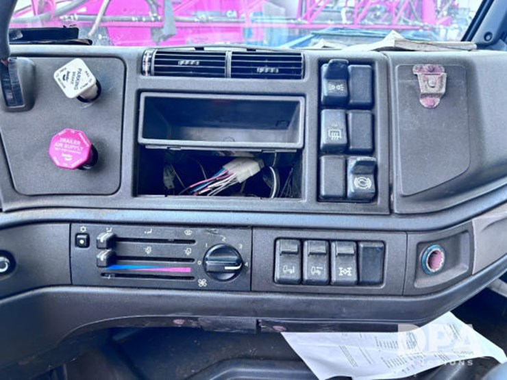 2003-volvo-10-image-81