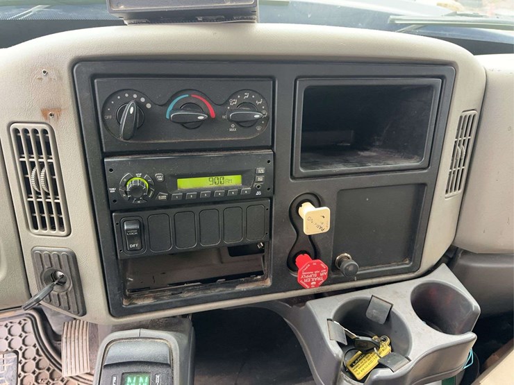 2010-international-7400-image-20