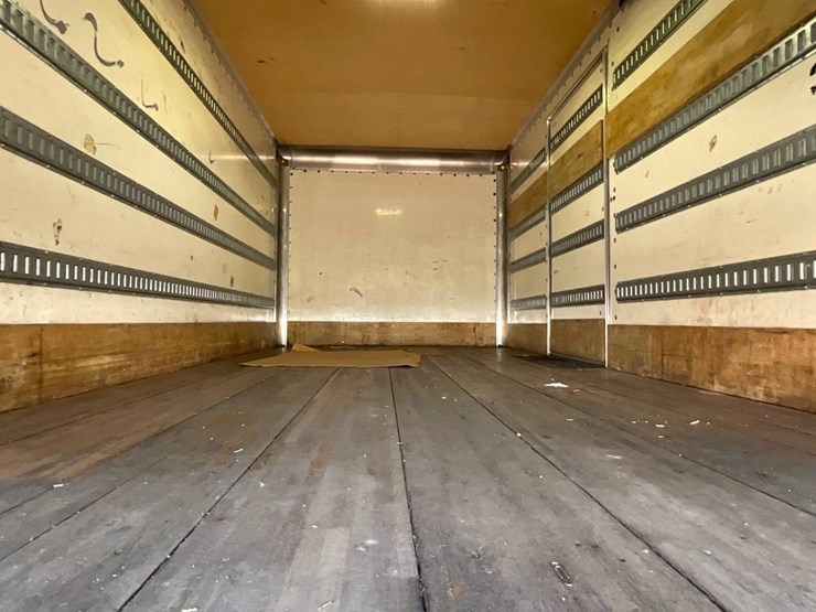 2018-freightliner-m2-106-image-11