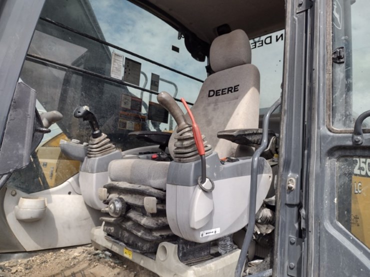 deere-250g-lc-image-12