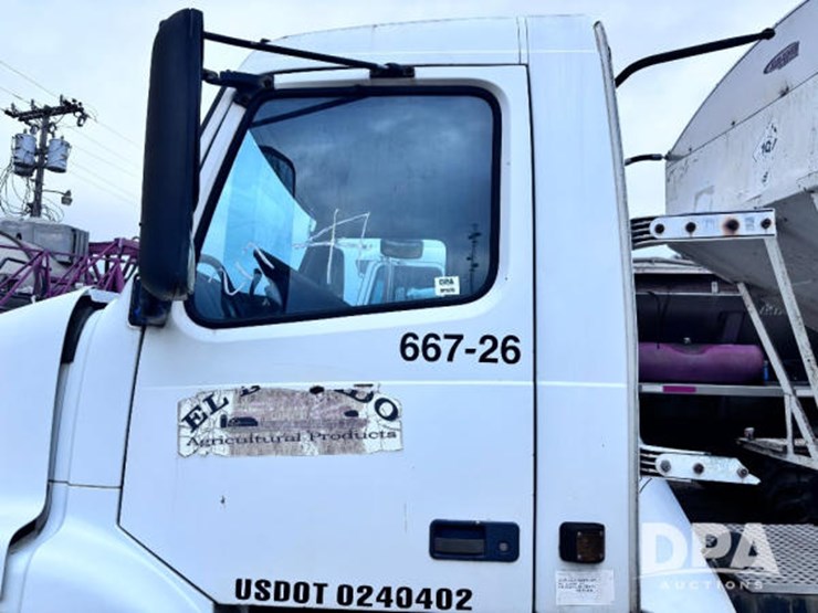 2003-volvo-10-image-26