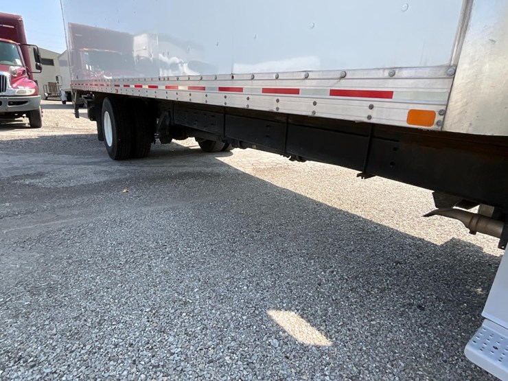 2021-freightliner-m2-106-image-8