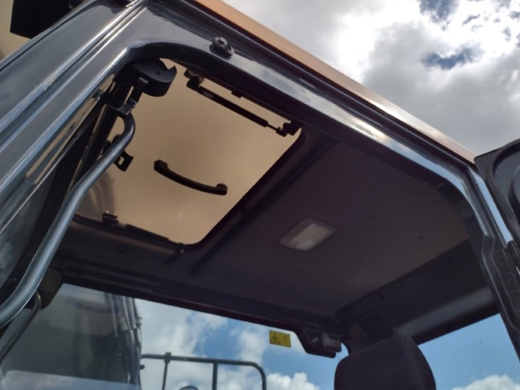 22-hyundai-hx140al-image-15