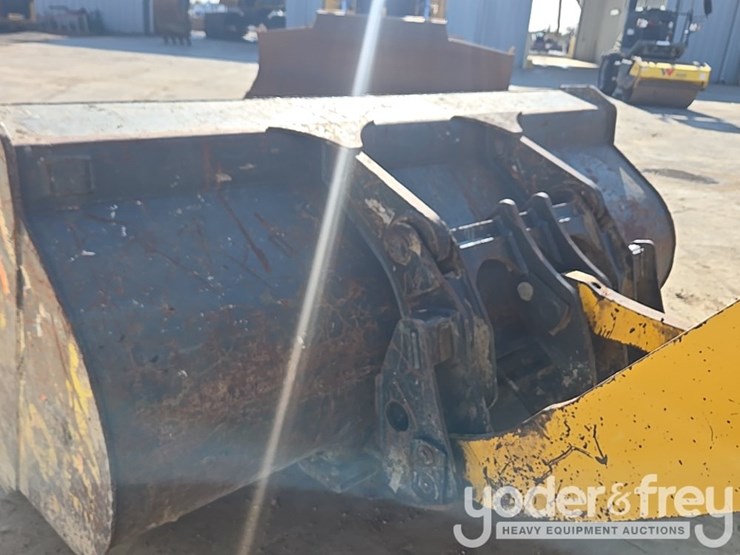 2018-komatsu-wa200-8-image-12