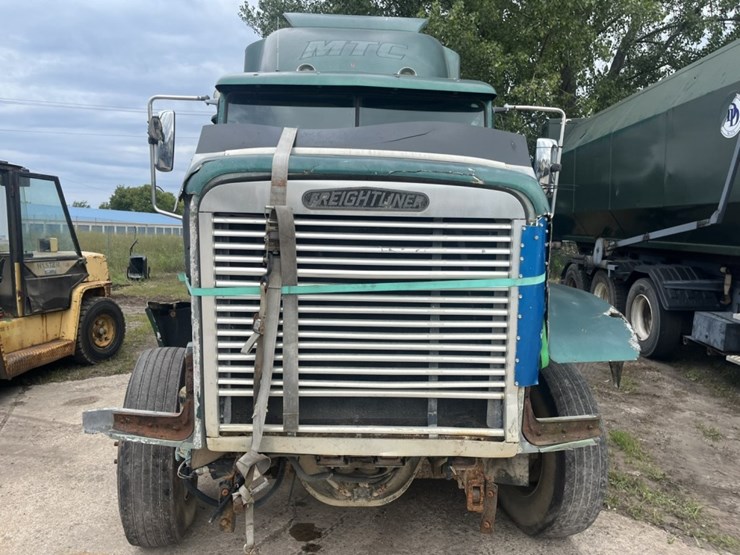 #1633-•-1995-freightliner-usf-1e-sleeper-cab-truck-tractor-image-9