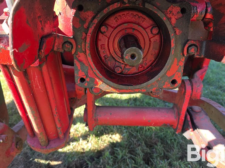 1959-farmall-560-diesel-2wd-tractor-image-11