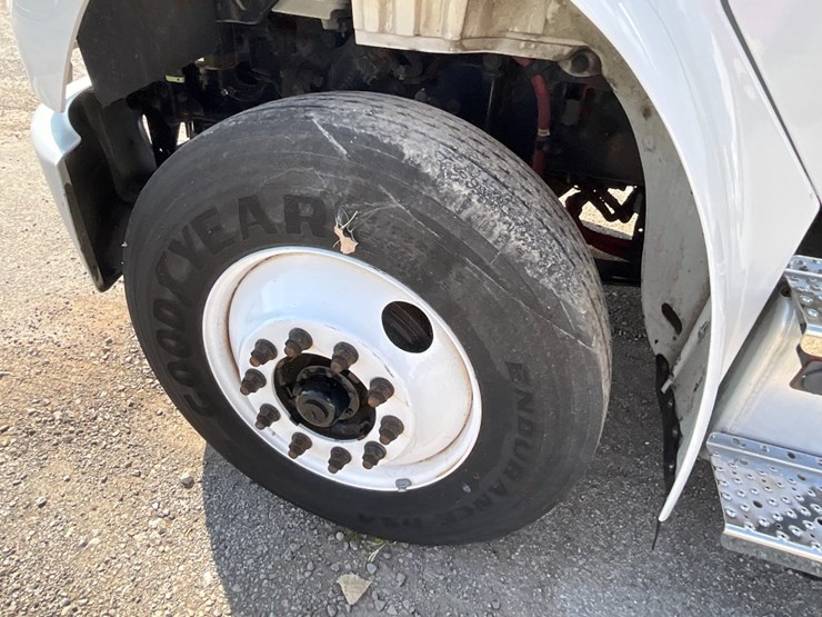 2018-freightliner-m2-106-image-15