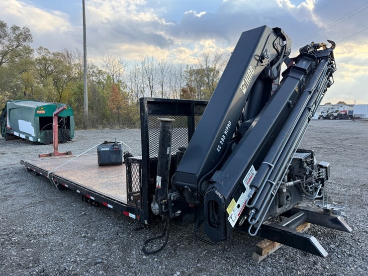 2012-hiab-288-ep-5-hipro-knuckle-crane-w/-22'6"-x-102"-steel-flatbed-w/-headache-rack-&-hiab-forks-image-2