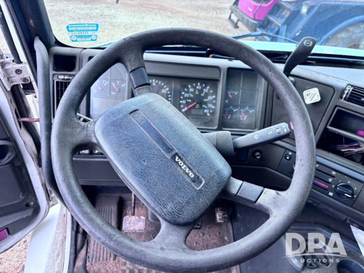 2003-volvo-10-image-82