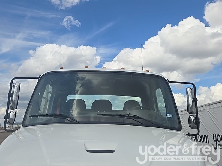 2021-freightliner-m2-106-image-105