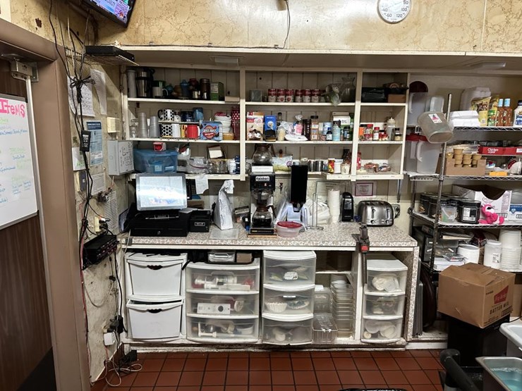 #100-•-waterfront-pub-with-4-bed/2-bath-apartment-image-65