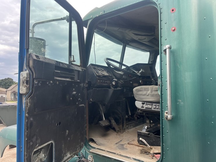 #1633-•-1995-freightliner-usf-1e-sleeper-cab-truck-tractor-image-67