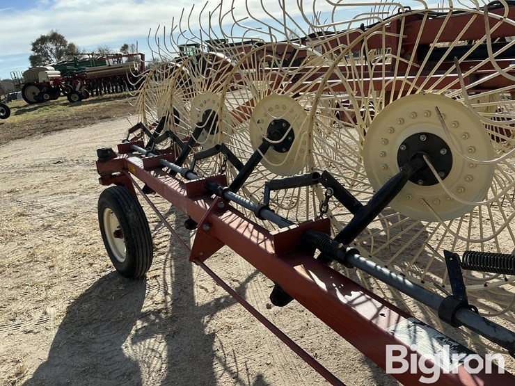 hesston-12-wheel-v-rake-image-18
