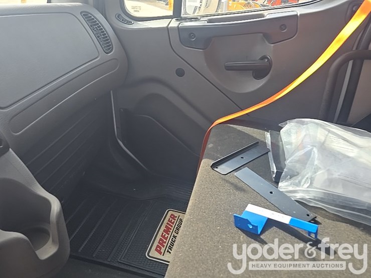 2021-freightliner-m2-106-image-113