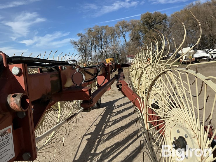 hesston-12-wheel-v-rake-image-13
