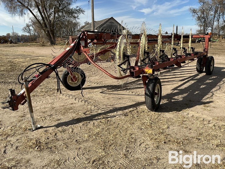 hesston-12-wheel-v-rake-image-1