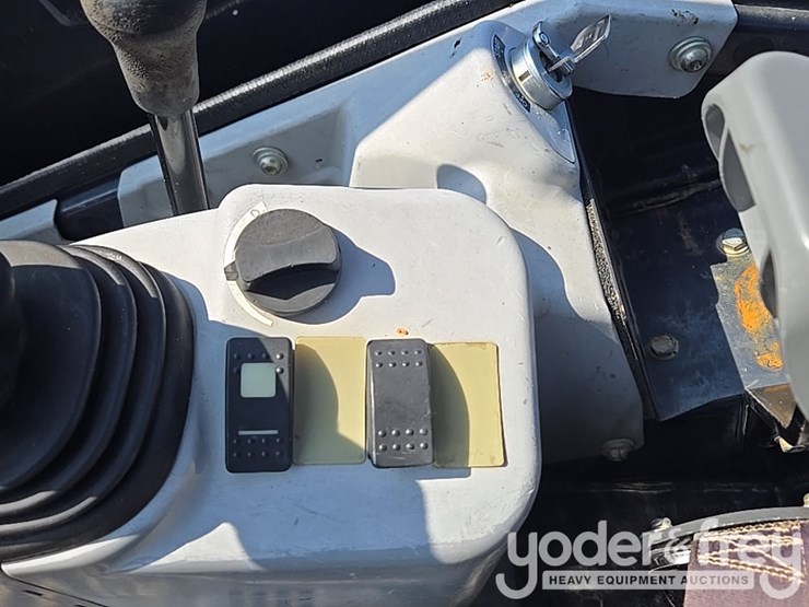 2020-deere-35g-image-75