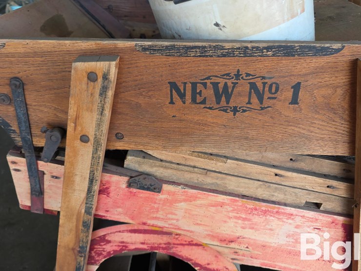 grain-cleaner-&-classic-farm-equipment-image-12