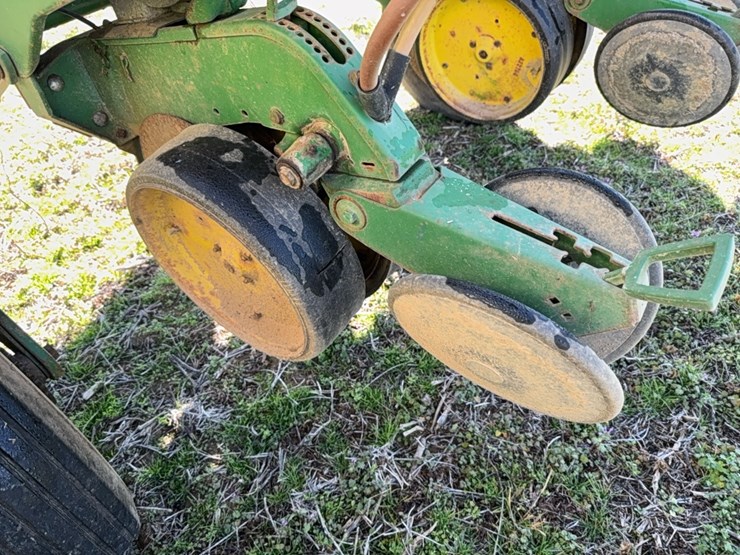 john-deere-7200-pull-type-vacuum-air-planter---4-row-located-at-107-jernigan-swamp-rd.,-ahoskie,-nc-image-23