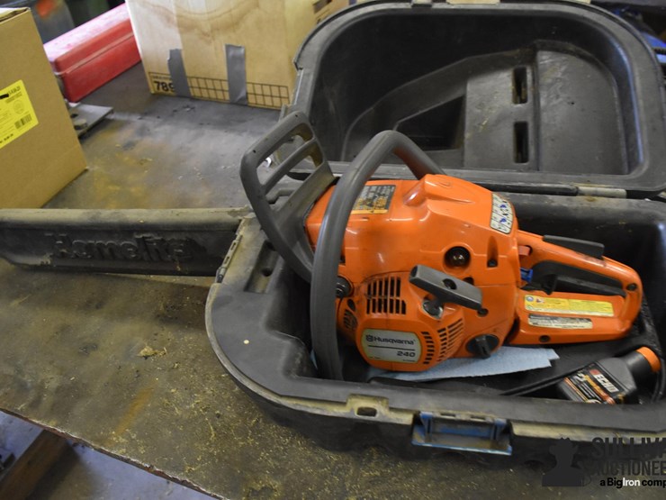 husqvarna-240-chainsaw-image-2