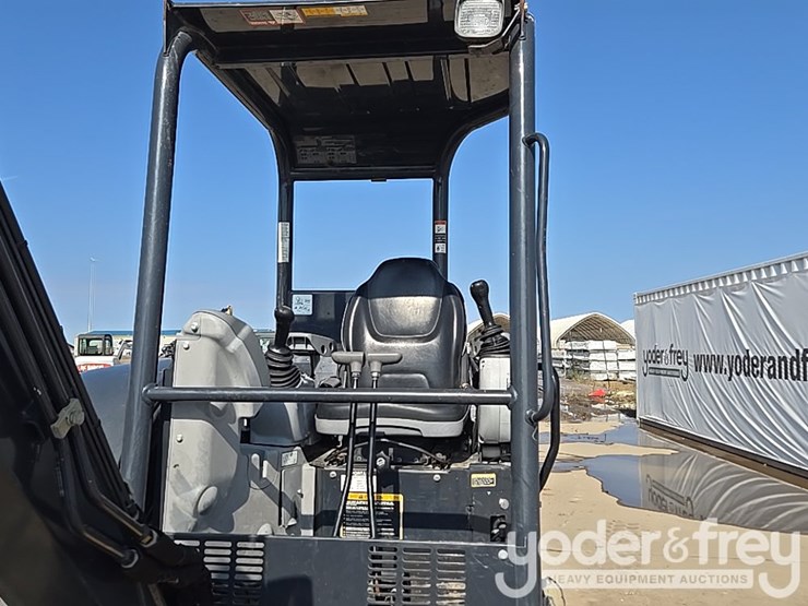 2020-deere-35g-image-70