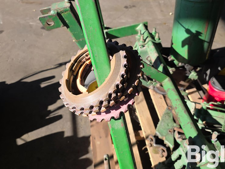 john-deere-2r30"-planter-image-11
