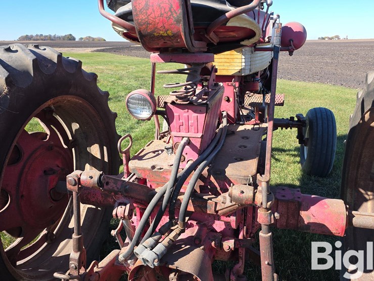 farmall-560-2wd-tractor-image-12