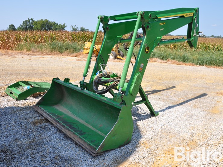 2021-john-deere-700m-image-1