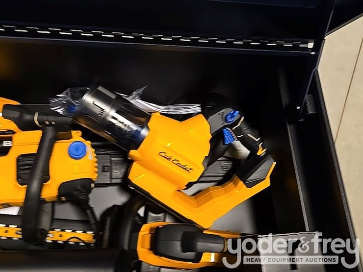 unused-wood-tuff-tow-48"-box-7-pcs-cub-cadet-tool-kit,-hedge,-trimmer,-cordless-chainsaw,-leaf-blower,-string-trimmer,-battery-charger-image-7