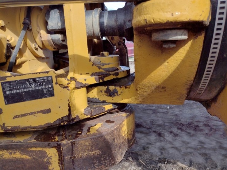 14-caterpillar-725-image-25