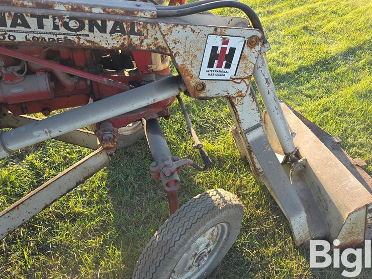 farmall-cub-2wd-tractor-w/loader-image-9