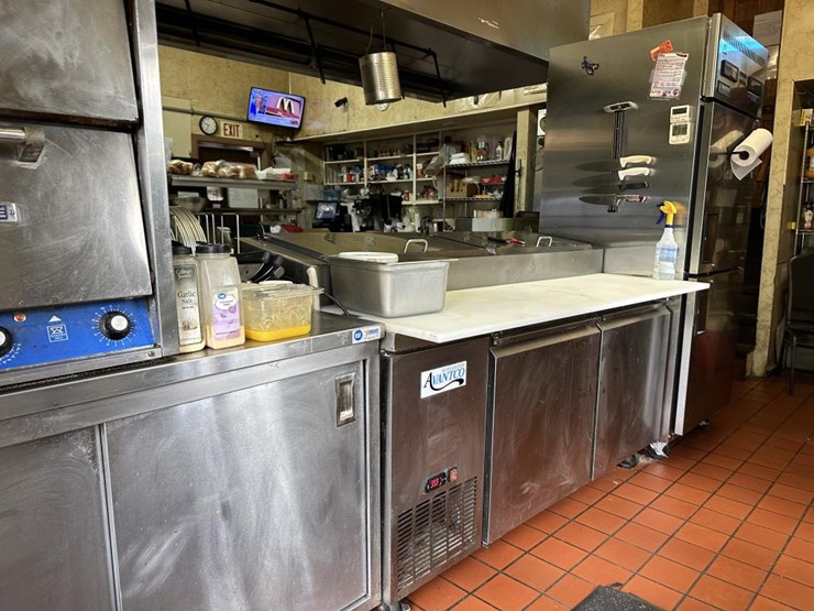 #100-•-waterfront-pub-with-4-bed/2-bath-apartment-image-86