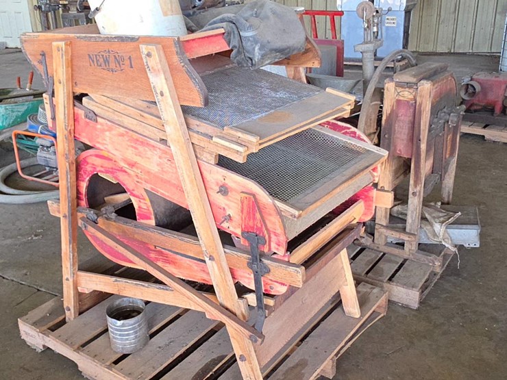 grain-cleaner-&-classic-farm-equipment-image-1