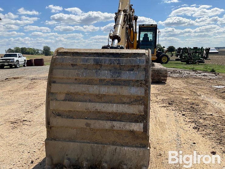 komatsu-220-trackhoe-image-19