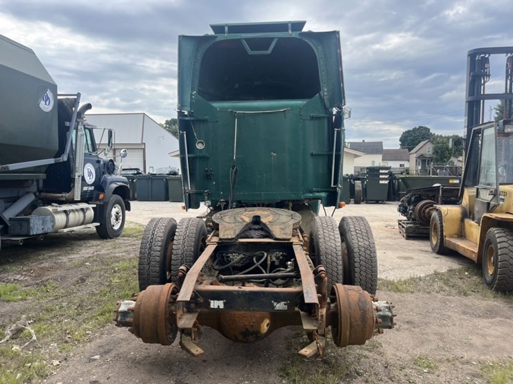 #1633-•-1995-freightliner-usf-1e-sleeper-cab-truck-tractor-image-4
