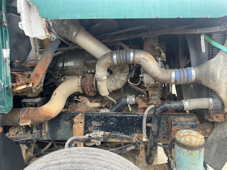 #1633-•-1995-freightliner-usf-1e-sleeper-cab-truck-tractor-image-38