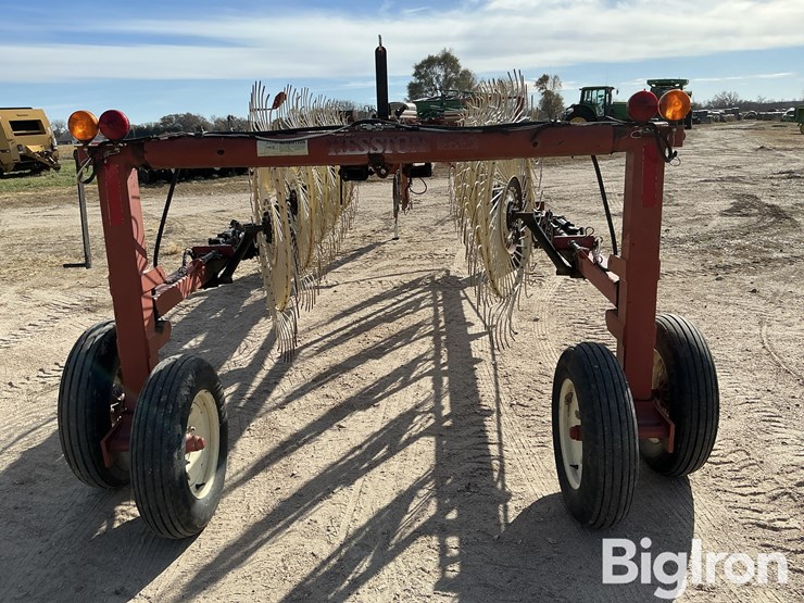 hesston-12-wheel-v-rake-image-6