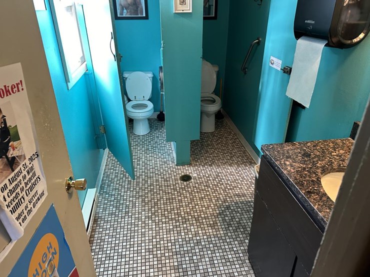 #100-•-waterfront-pub-with-4-bed/2-bath-apartment-image-89